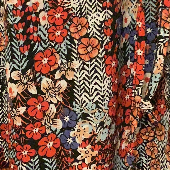 Boho Top with Tiny Flowers and Ruffles along wrist. Plus Size 4X - Picture 2 of 4